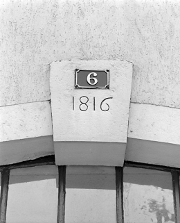 Date inscrite sur la porte principale. © Région Bourgogne-Franche-Comté, Inventaire du patrimoine