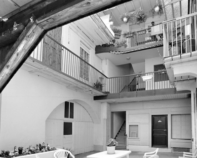 Cour et escalier. © Région Bourgogne-Franche-Comté, Inventaire du patrimoine