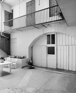 Baie et coursière du corps de bâtiment donnant 4 rue Traversière. © Région Bourgogne-Franche-Comté, Inventaire du patrimoine