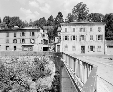 La rue de la République, au débouché du pont des Teppes (n° 33 et 35). © Région Bourgogne-Franche-Comté, Inventaire du patrimoine La rue de la République, au débouché du pont des Teppes (n° 33 et 35). © Région Bourgogne-Franche-Comté, Inventaire du patrimoine
