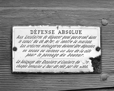 Plaque émaillée sur la porte d'entrée de l'ancien atelier de fabrication. © Région Bourgogne-Franche-Comté, Inventaire du patrimoine