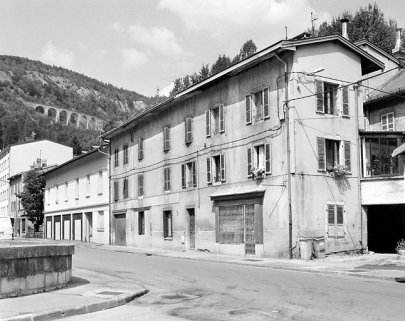 Immeuble (19e siècle) au n° 33 rue de la République : enseigne et baie de commerce. Immeuble (AD 41). © Région Bourgogne-Franche-Comté, Inventaire du patrimoine