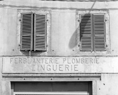 Immeuble (19e siècle) au n° 33 rue de la République : partie gauche de l'enseigne en béton. Immeuble (AD 41). © Région Bourgogne-Franche-Comté, Inventaire du patrimoine