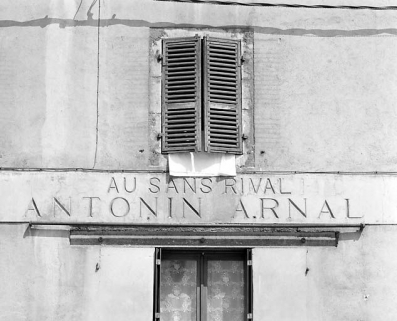 Immeuble (19e siècle) au n° 33 rue de la République : partie centrale de l'enseigne en béton. Immeuble (AD 41). © Région Bourgogne-Franche-Comté, Inventaire du patrimoine