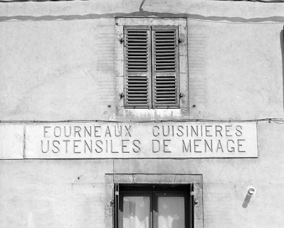 Immeuble (19e siècle) au n° 33 rue de la République : partie droite de l'enseigne en béton. Immeuble (AD 41). © Région Bourgogne-Franche-Comté, Inventaire du patrimoine
