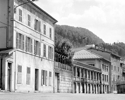 Anciennes usines : atelier d'émaillage à gauche (35 et 35 bis rue de la République), usine de lapidairerie Buffard puis de décolletage des Ateliers mécaniques du Haut-Jura à droite (n° 37 et 37 bis). © Région Bourgogne-Franche-Comté, Inventaire du patrimoine Anciennes usines : atelier d'émaillage à gauche (35 et 35 bis rue de la République), usine de lapidairerie Buffard puis de décolletage des Ateliers mécaniques du Haut-Jura à droite (n° 37 et 37 bis). © Région Bourgogne-Franche-Comté, Inventaire du patrimoine