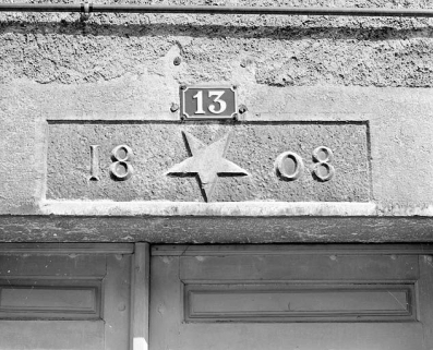 Maison avec atelier (19e siècle) au n° 13 rue de la Concorde : linteau daté 1808. Maison (AD 77). Rare exemple de décor sur le linteau. © Région Bourgogne-Franche-Comté, Inventaire du patrimoine