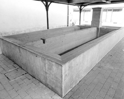 Bassin côté lavoir, vu de trois quarts. © Région Bourgogne-Franche-Comté, Inventaire du patrimoine