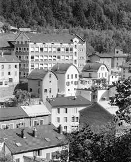 Vue d'ensemble plongeante, depuis le nord-ouest. Les deux bâtiments semblables à droite sont les logements de l'usine Pelletier et Cok. © Région Bourgogne-Franche-Comté, Inventaire du patrimoine