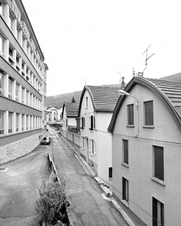 Façade antérieure, de trois quarts droite. Les deux bâtiments semblables à gauche sont les logements de l'usine Pelletier et Cok. © Région Bourgogne-Franche-Comté, Inventaire du patrimoine
