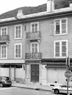 Façade antérieure, avant restauration : travée de la porte d'entrée. © Région Bourgogne-Franche-Comté, Inventaire du patrimoine