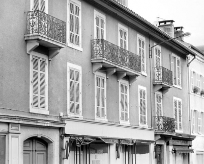 Façade antérieure, avant restauration : étages carrés, de trois quarts gauche. © Région Bourgogne-Franche-Comté, Inventaire du patrimoine