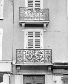 Balcons surmontant la porte d'entrée, avant restauration. © Région Bourgogne-Franche-Comté, Inventaire du patrimoine