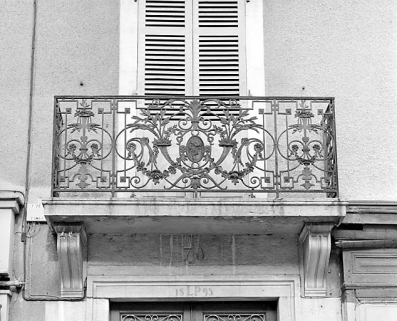Balcon du premier étage, surmontant la porte d'entrée, avant restauration. © Région Bourgogne-Franche-Comté, Inventaire du patrimoine