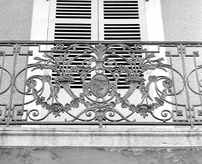 Ferronnerie du balcon du premier étage, surmontant la porte d'entrée, avant restauration. © Région Bourgogne-Franche-Comté, Inventaire du patrimoine