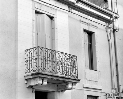 Façade antérieure : balcon et baies de l'étage. © Région Bourgogne-Franche-Comté, Inventaire du patrimoine