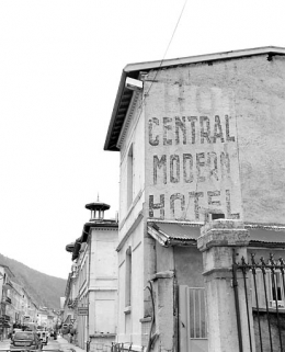 Enseigne peinte sur l'élévation latérale droite. © Région Bourgogne-Franche-Comté, Inventaire du patrimoine