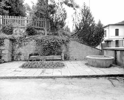 Fontaine et banc (vestiges de la brasserie ?). © Région Bourgogne-Franche-Comté, Inventaire du patrimoine