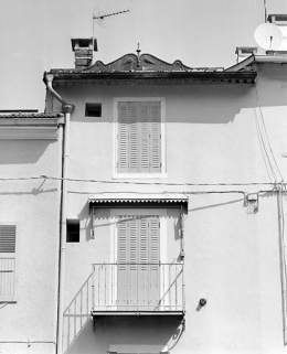 Maison avec atelier (19e siècle) au n° 3 rue Raspail : balcon et couronnement métallique. Maison (AE 68 et 69). © Région Bourgogne-Franche-Comté, Inventaire du patrimoine