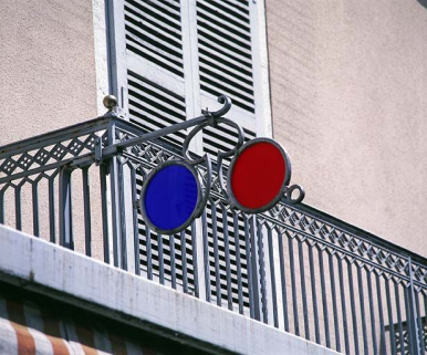 Lunetterie : enseigne en forme de pince-nez (immeuble, avec atelier, au 123 rue de la République). © Région Bourgogne-Franche-Comté, Inventaire du patrimoine Lunetterie : enseigne en forme de pince-nez (immeuble, avec atelier, au 123 rue de la République). © Région Bourgogne-Franche-Comté, Inventaire du patrimoine