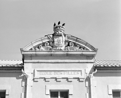 Aile latérale gauche : armoiries de la ville sur le fronton de la travée centrale. © Région Bourgogne-Franche-Comté, Inventaire du patrimoine Aile latérale gauche : armoiries de la ville sur le fronton de la travée centrale. © Région Bourgogne-Franche-Comté, Inventaire du patrimoine
