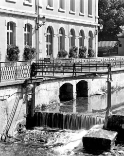 Barrage et prise d'eau de l'ancien site Paul Odobey Fils (1 à 13 cours Paul Odobey). Le canal d'amenée passe sous la mairie. © Région Bourgogne-Franche-Comté, Inventaire du patrimoine Barrage et prise d'eau de l'ancien site Paul Odobey Fils (1 à 13 cours Paul Odobey). Le canal d'amenée passe sous la mairie. © Région Bourgogne-Franche-Comté, Inventaire du patrimoine