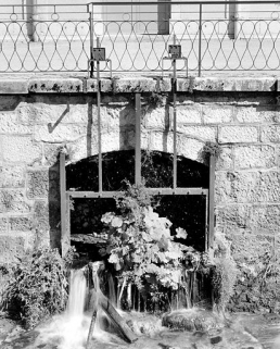 Aile latérale gauche : détail d'une prise d'eau du canal d'amenée passant sous le bâtiment. © Région Bourgogne-Franche-Comté, Inventaire du patrimoine Aile latérale gauche : détail d'une prise d'eau du canal d'amenée passant sous le bâtiment. © Région Bourgogne-Franche-Comté, Inventaire du patrimoine