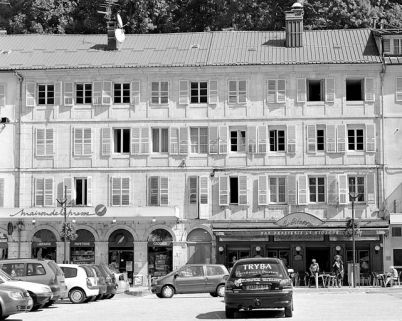 Immeuble avec atelier (19e siècle) aux n° 129 à 133 rue de la République. Immeuble (AE 107) face à la place Jean Jaurès, bâti au début de la décennie 1830. © Région Bourgogne-Franche-Comté, Inventaire du patrimoine Immeuble avec atelier (19e siècle) aux n° 129 à 133 rue de la République. Immeuble (AE 107) face à la place Jean Jaurès, bâti au début de la décennie 1830. © Région Bourgogne-Franche-Comté, Inventaire du patrimoine