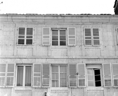 Façade antérieure des n° 131 et 133 : fenêtres aux 2e et 3e étages. © Région Bourgogne-Franche-Comté, Inventaire du patrimoine Façade antérieure des n° 131 et 133 : fenêtres aux 2e et 3e étages. © Région Bourgogne-Franche-Comté, Inventaire du patrimoine