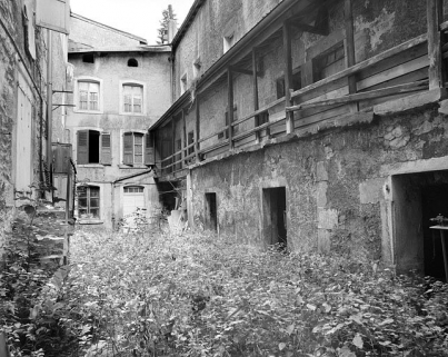 Cour à l'arrière des n° 129 et 131 : atelier à droite, logements au fond. © Région Bourgogne-Franche-Comté, Inventaire du patrimoine Cour à l'arrière des n° 129 et 131 : atelier à droite, logements au fond. © Région Bourgogne-Franche-Comté, Inventaire du patrimoine
