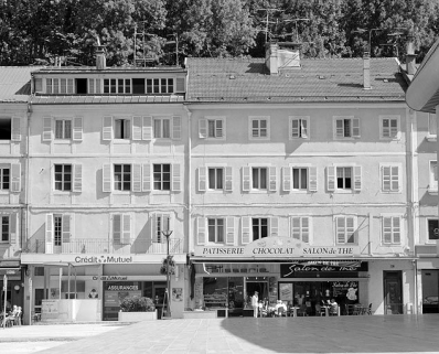 Immeubles (19e siècle) aux n° 135 et 137 rue de la République. Immeubles (AE 104 et 105) face à la place Jean Jaurès. Celui avec atelier, à gauche au n° 135, a été bâti durant la décennie 1830. © Région Bourgogne-Franche-Comté, Inventaire du patrimoine Immeubles (19e siècle) aux n° 135 et 137 rue de la République. Immeubles (AE 104 et 105) face à la place Jean Jaurès. Celui avec atelier, à gauche au n° 135, a été bâti durant la décennie 1830. © Région Bourgogne-Franche-Comté, Inventaire du patrimoine