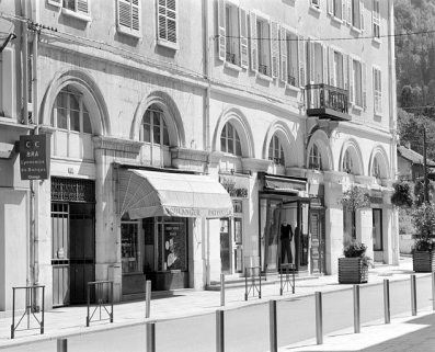 Façade antérieure : baies du rez-de-chaussée et de l'entresol, en enfilade. © Région Bourgogne-Franche-Comté, Inventaire du patrimoine Façade antérieure : baies du rez-de-chaussée et de l'entresol, en enfilade. © Région Bourgogne-Franche-Comté, Inventaire du patrimoine