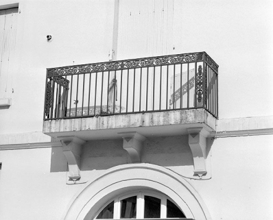 Façade latérale droite : balcon du premier étage. © Région Bourgogne-Franche-Comté, Inventaire du patrimoine Façade latérale droite : balcon du premier étage. © Région Bourgogne-Franche-Comté, Inventaire du patrimoine