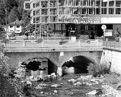 Pont Lamartine : vue d'ensemble, depuis la rive gauche en amont. © Région Bourgogne-Franche-Comté, Inventaire du patrimoine Pont Lamartine : vue d'ensemble, depuis la rive gauche en amont. © Région Bourgogne-Franche-Comté, Inventaire du patrimoine