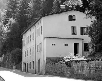 Façades antérieure et latérale droite. © Région Bourgogne-Franche-Comté, Inventaire du patrimoine Façades antérieure et latérale droite. © Région Bourgogne-Franche-Comté, Inventaire du patrimoine