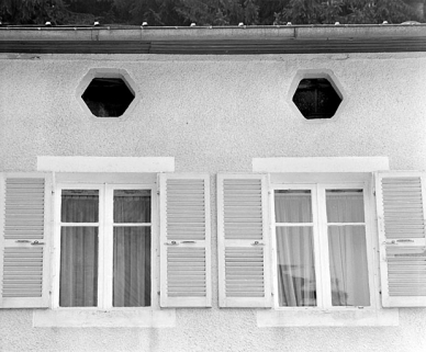 Baies de l'étage carré et du comble à surcroît. © Région Bourgogne-Franche-Comté, Inventaire du patrimoine Baies de l'étage carré et du comble à surcroît. © Région Bourgogne-Franche-Comté, Inventaire du patrimoine