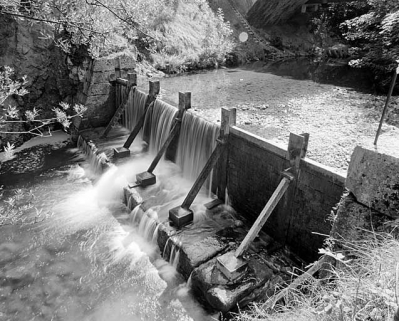Barrage de l'ancienne usine de l'Abbaye (23 à 31 rue Emile Zola), en aval du pont des Douanes. © Région Bourgogne-Franche-Comté, Inventaire du patrimoine Barrage de l'ancienne usine de l'Abbaye (23 à 31 rue Emile Zola), en aval du pont des Douanes. © Région Bourgogne-Franche-Comté, Inventaire du patrimoine