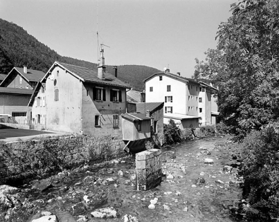 Vue d'ensemble, depuis le sud-est : élévations postérieures. © Région Bourgogne-Franche-Comté, Inventaire du patrimoine