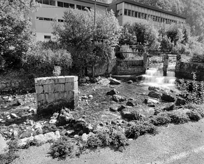 Pile en lit de rivière : vestige d'un pont ou d'une passerelle privés ? Cette pile est située en aval de la passerelle de la station de captage (et du barrage de l'ancienne usine Cochet, visible à droite) et en amont du pont Cochet. © Région Bourgogne-Franche-Comté, Inventaire du patrimoine Pile en lit de rivière : vestige d'un pont ou d'une passerelle privés ? Cette pile est située en aval de la passerelle de la station de captage (et du barrage de l'ancienne usine Cochet, visible à droite) et en amont du pont Cochet. © Région Bourgogne-Franche-Comté, Inventaire du patrimoine