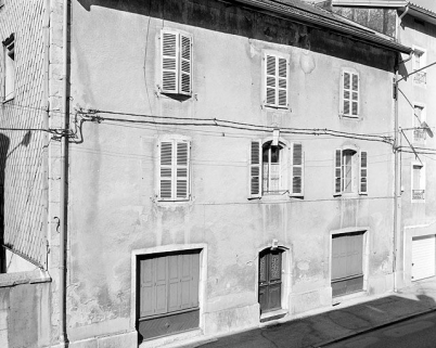 Maison (18e siècle) au n° 182 rue de la République. Maison (AK 22) avec deux baies de commerce et portant la date 1797 sur la fenêtre centrale. © Région Bourgogne-Franche-Comté, Inventaire du patrimoine