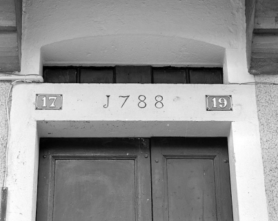 Maison avec atelier (18e siècle) aux n° 17 et 19 rue Wladimir Gagneur : linteau daté 1788. Maison (AK 56, 57). L'imposte de la porte est coiffée d'un linteau délardé en arc segmentaire. © Région Bourgogne-Franche-Comté, Inventaire du patrimoine