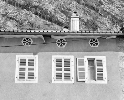 Maison au n° 18 rue Wladimir Gagneur : fenêtres du dernier étage et baies aérant le comble (façade postérieure). Maison faisant partie de l'usine de produits chimiques puis tannerie Brasier. © Région Bourgogne-Franche-Comté, Inventaire du patrimoine
