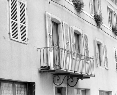 Balcon de la porte-fenêtre centrale. © Région Bourgogne-Franche-Comté, Inventaire du patrimoine