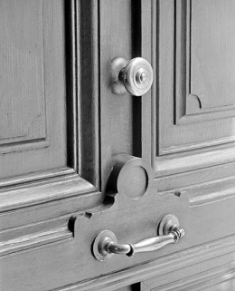 Poignées de la porte du passage couvert. © Région Bourgogne-Franche-Comté, Inventaire du patrimoine