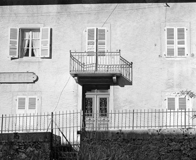 Maison : porte et porte-fenêtre de l'élévation latérale droite. © Région Bourgogne-Franche-Comté, Inventaire du patrimoine