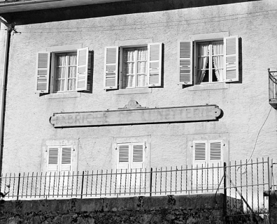 Maison : enseigne sur l'élévation latérale droite. © Région Bourgogne-Franche-Comté, Inventaire du patrimoine