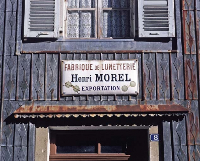 Maison : essentage de tôle et plaque émaillée. © Région Bourgogne-Franche-Comté, Inventaire du patrimoine Maison : essentage de tôle et plaque émaillée. © Région Bourgogne-Franche-Comté, Inventaire du patrimoine