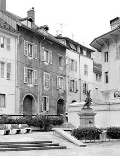 Maison au n° 30 : élévation antérieure, de trois quarts gauche. L'étage en surcroît est visible sur la partie droite du bâtiment (façade blanche). © Région Bourgogne-Franche-Comté, Inventaire du patrimoine