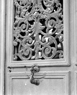 Entrée principale : détail de la grille d'un vantail. © Région Bourgogne-Franche-Comté, Inventaire du patrimoine