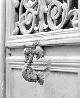 Entrée principale : heurtoir. © Région Bourgogne-Franche-Comté, Inventaire du patrimoine